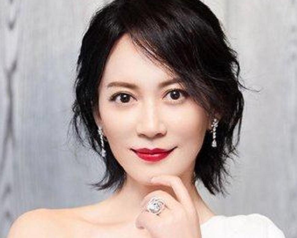 45岁理什么发型,45岁到50岁的发型短发 建议45岁的女人,这4种"显老发型"要少烫,让人看笑话没