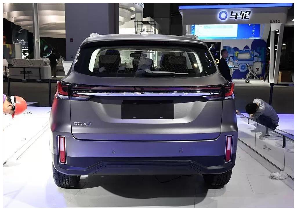 国产又出旗舰SUV!标配土豪金内饰,车名比宝马X7还大牌