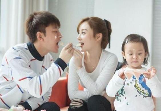 近日李小璐贾乃亮互动,离婚不是真的吧