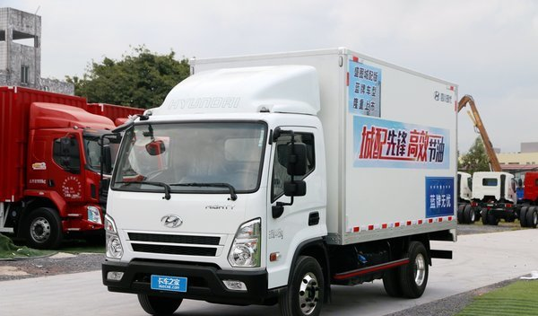 五十铃动力+原厂厢，实拍城配版四川现代盛图轻卡