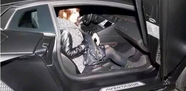 日本街头偶遇1亿2千万跑车,车主大家很熟悉,粉丝无数