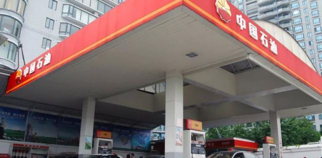 小伙亲测：中石油、中石化谁的汽油更耐烧，结果打脸众多老司机