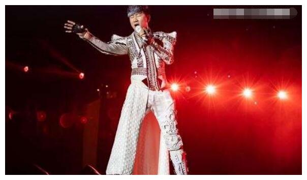46岁阿杜患恐惧症！长发蓄胡现身林俊杰演唱会！两人合唱引轰动