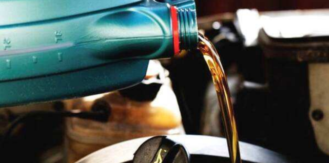 汽车跑5千公里就需要换机油？维修师傅：这样发动机更容易报废