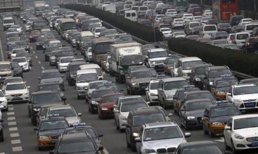 骑电动车载人被罚，车主疑惑：那后座难道不是设计给人座的吗？