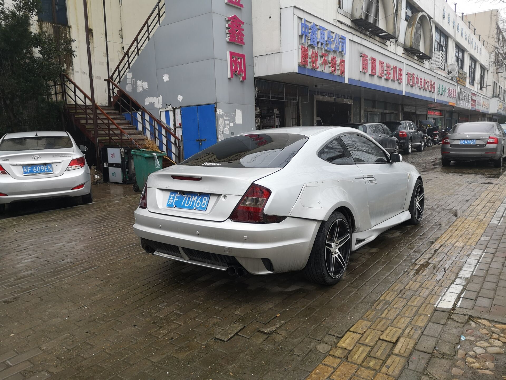 南通实拍改装神车：看了车头才知道是中华！