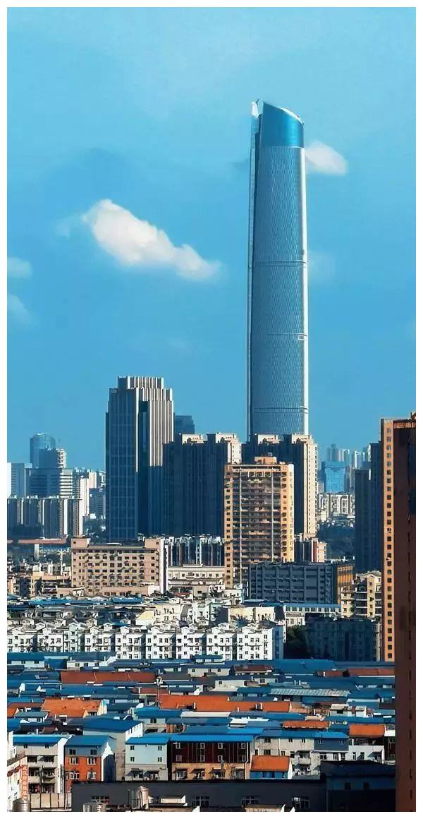 武汉第一高楼——武汉中心大厦,形如"帆船"