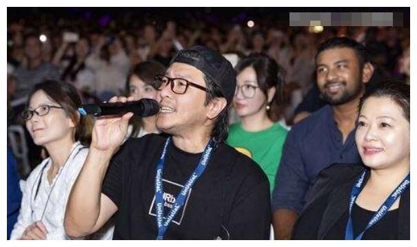 46岁阿杜患恐惧症！长发蓄胡现身林俊杰演唱会！两人合唱引轰动