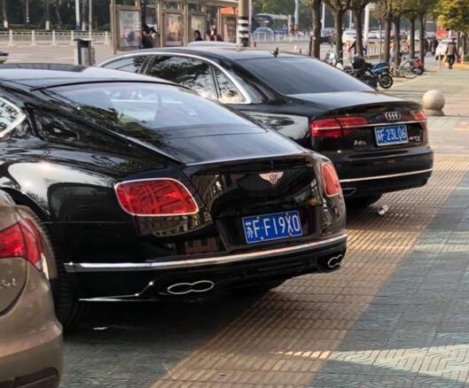 南通崇川区实拍宾利欧陆GT，气场秒杀周围众车！