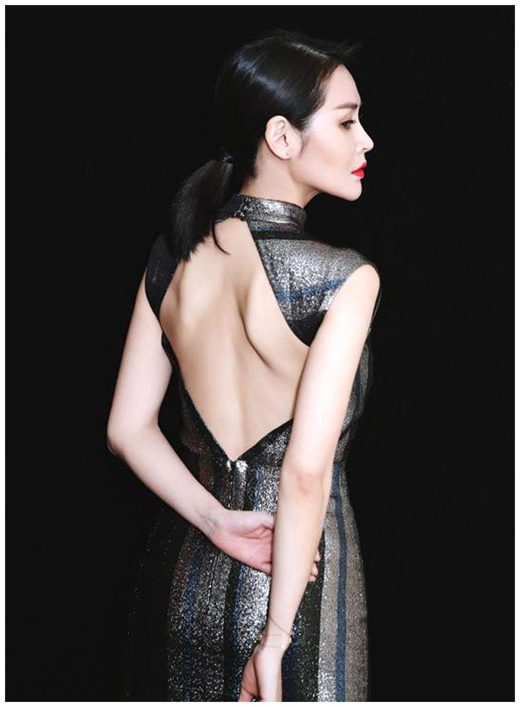 于明加好有女人味，后背镂空裙漏蝴蝶骨，这身材不像两娃的妈!