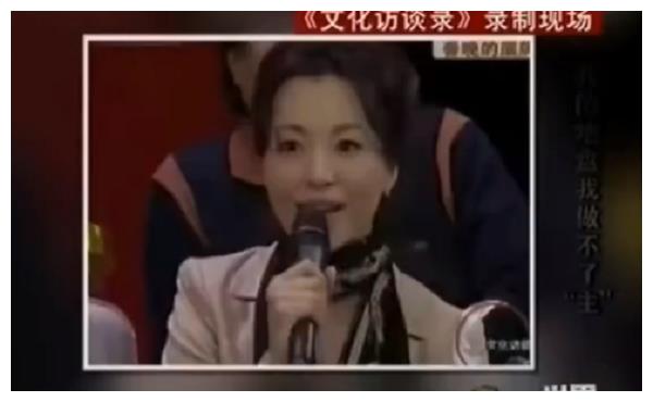 董卿直播出现失误，下一秒的反应体现职业素养，网友：气质尽显