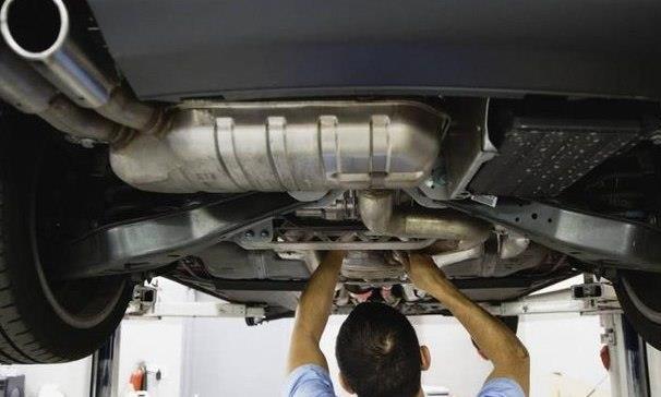 国外两三万公里换机油，为啥国内一万公里就换？老司机：水深着呢