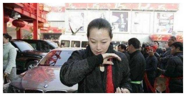 娱乐圈大佬赵本山背后的女人,身价几十亿,长相不输女儿!