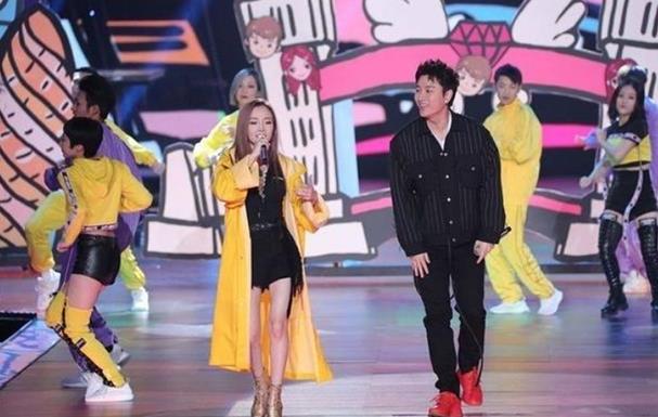 近日李小璐贾乃亮互动,离婚不是真的吧