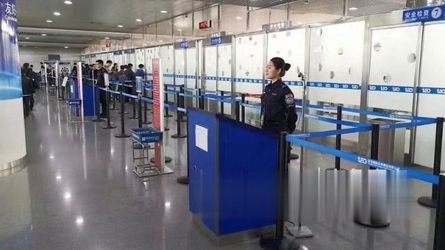 机场里过安检男子面露诡异微笑 一查竟是含着打火机