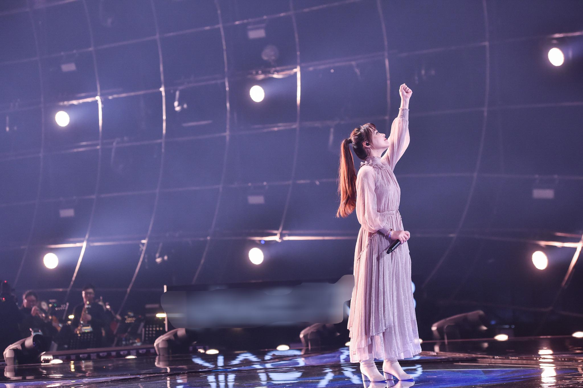 “宝藏女孩”黄霄云惊现海豚音 歌唱功底十足获赞满满