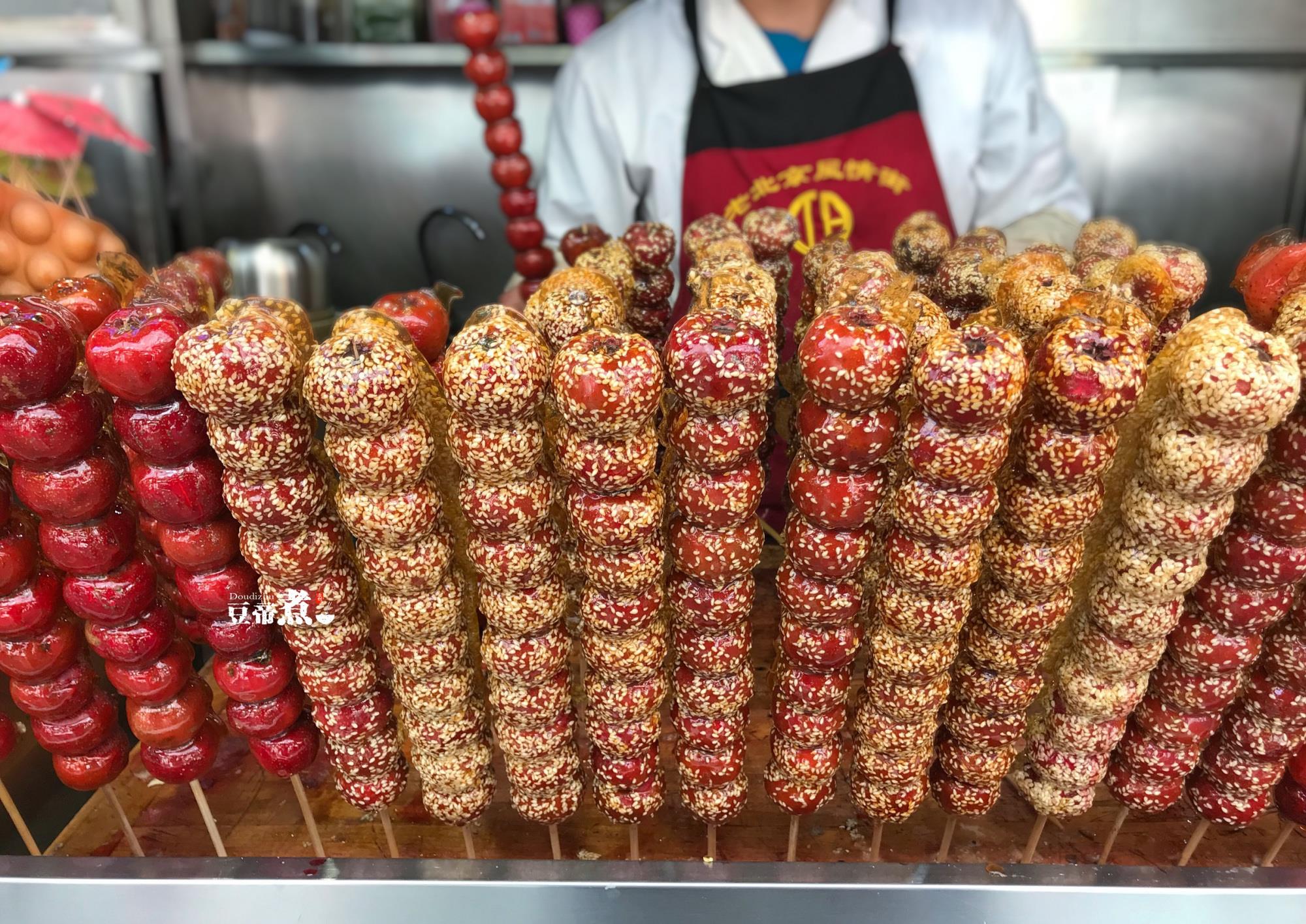 北京小吃一条街排名_北京王府井实在热闹,小吃一条街,人潮涌动,小吃却挺