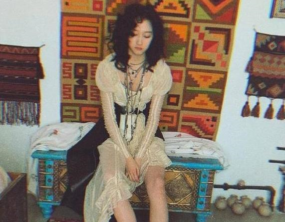 关晓彤韩式头短发感极强,非常显脸小的一个发泡面v短发时尚慵懒图片