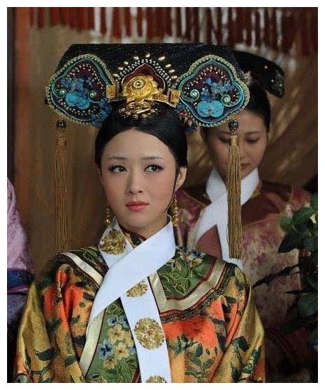 甄嬛传：果郡王用蜀绣做夕颜花衣裳欲送心上人，流转来回到甄嬛手