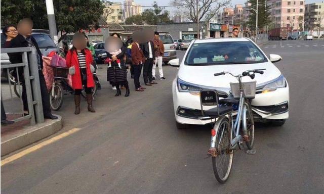 为什么汽车保险杠一碰就碎？老司机说出真相，车主：误会了几十年