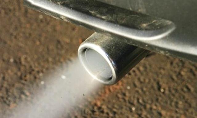 为啥凉车刚打着火，尾气味特别大？老司机说出真相：答案就在这