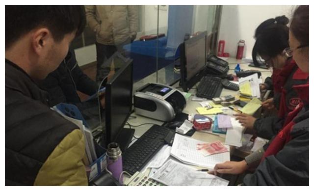 “三者险”到底要不要买100万？定损员说了实情，幸好当初没买错