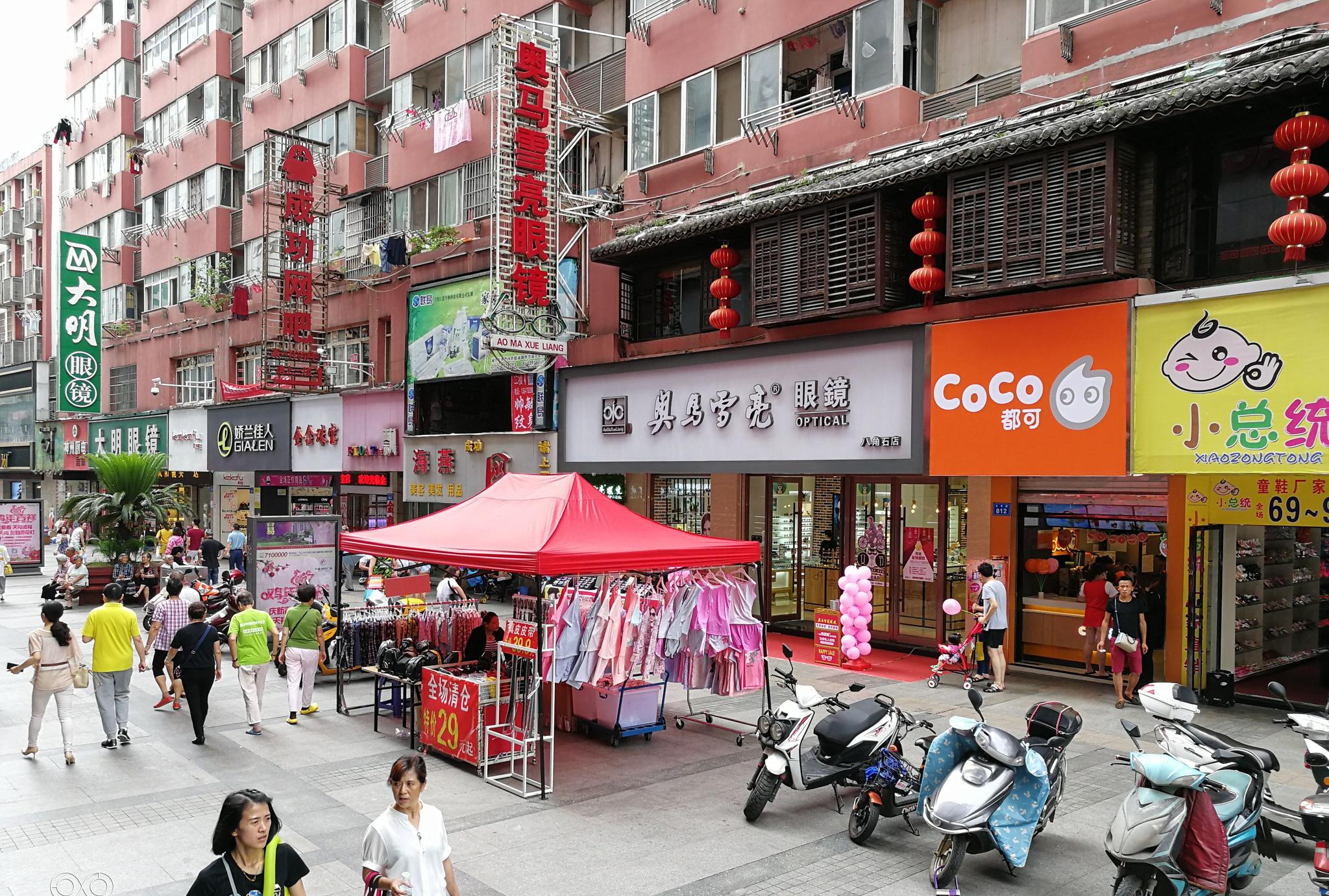 九江市区大中路「步行街」的街道景象