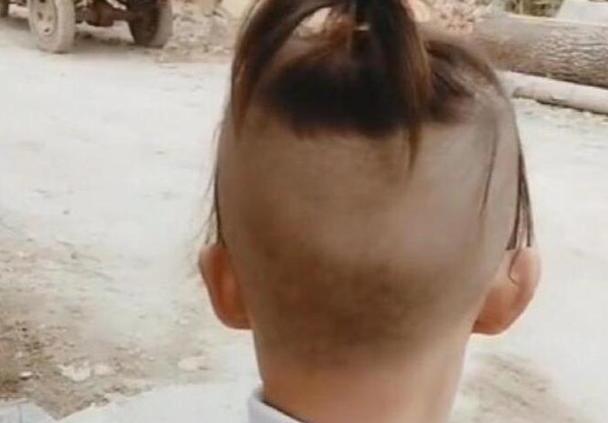 新手爸妈给孩子"剪头发",正面像女孩背面像男孩,网友