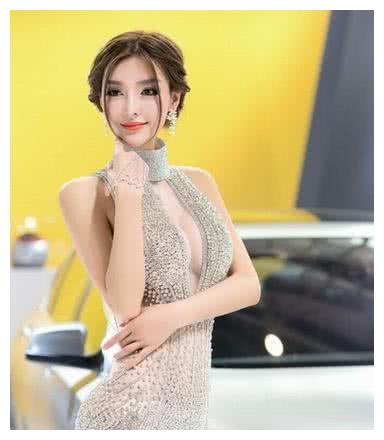 她身穿上亿钻石裙，全国最“优美曲线”，成为宝马奔驰争抢车模
