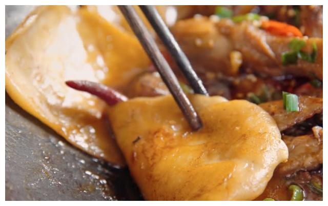 教你做“硬菜”地锅鸡，比肉更好吃的，是贴在锅边的饼子