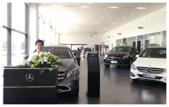 奔驰又出事？姑娘喜提新车，打开发动机发现一鸡蛋饼，网友：厉害