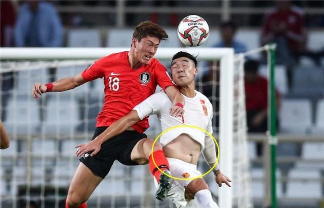 中国女足姑娘秀霸气腹肌!比亚洲杯上露出肚子