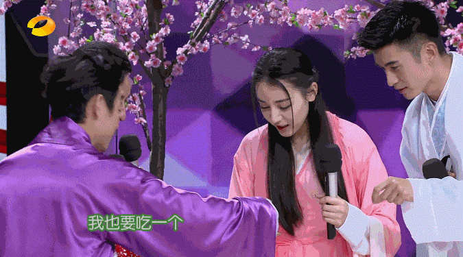 迪丽热巴吐槽剧组道具难吃，周渝民忍不住揭穿：那你还吃个不停