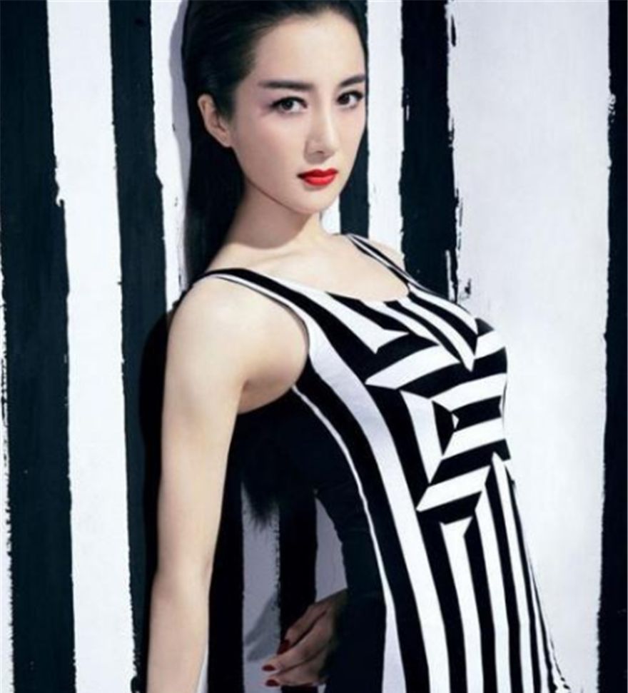 从《》中朱曼娘走出来,李依晓这颜值身材逆天