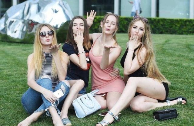 女性“最愁嫁”几个国家,甚至有女孩街头举标牌,希望国家分男友