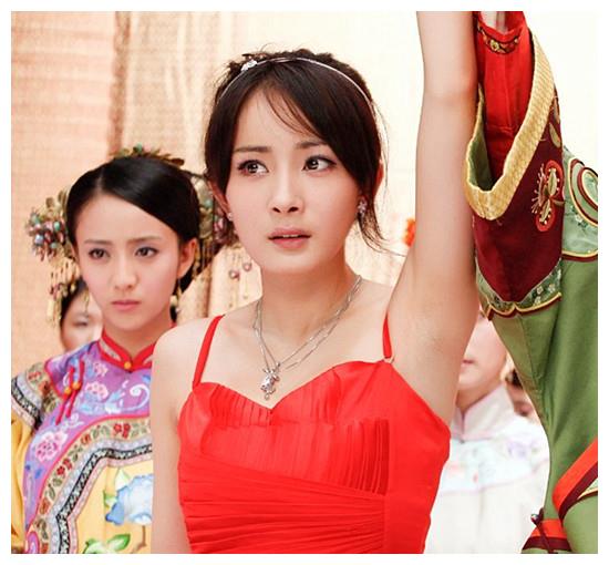 当古装女星穿吊带裙，杨幂违和感太强，霍思燕却在撒娇卖萌