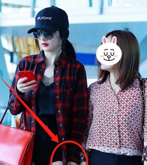 离婚后要出家?杨幂机场照手机壁纸是个僧人,网友:好佛啊