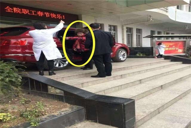 网友医院偶遇1400万劳斯莱斯,谁知车主也是异常“火辣”!