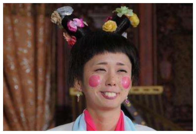 她是《美人制造》中人人喊丑的龅牙妹,如今逆袭,近照美到犯归