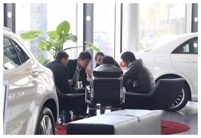 4S店员强制你买车险?老司机:不用担心,1句话让他们无话可说!