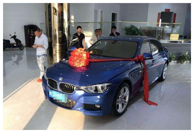 女车主全款买宝马，却被告知不能提车，4S店：你没买保险