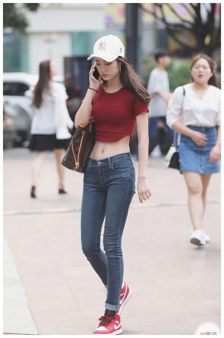 时尚街拍:小姐姐低腰牛仔裤露出a4腰,女同胞嫉妒男同胞喜欢