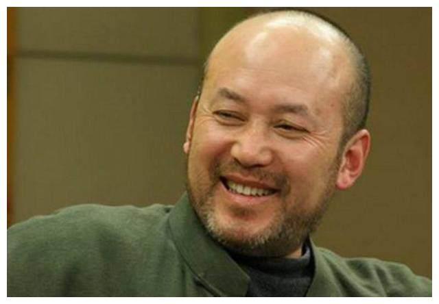 郭达老了,成龙老了,寇振海老了,唯独他64岁依旧像40多