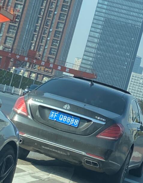 南通工农路实拍迈巴赫S600，车牌