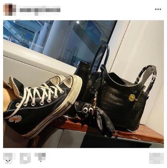 王子文发微博道歉，脚踩高铁小桌行为，引起热议