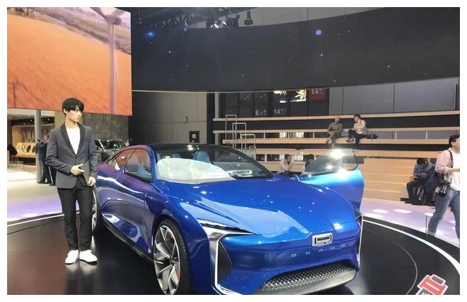 品牌几乎要倒闭了，才推全新四门轿跑，未来感十足可却败在车标！