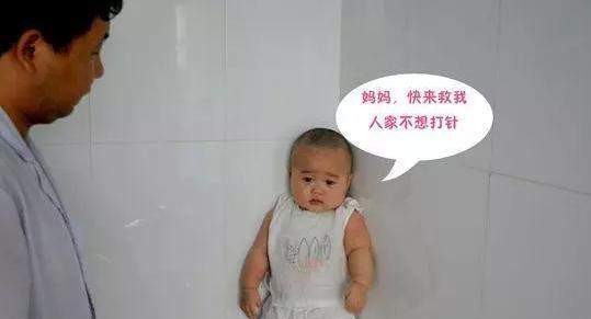 小宝宝怕打针躲墙角雷倒医生叔叔, 无辜表情惹人爱