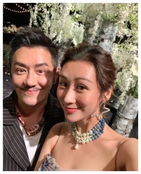 陈浩民夫妇参加秋瓷炫婚礼，场面温馨浪漫，两对夫妻合影画面太美