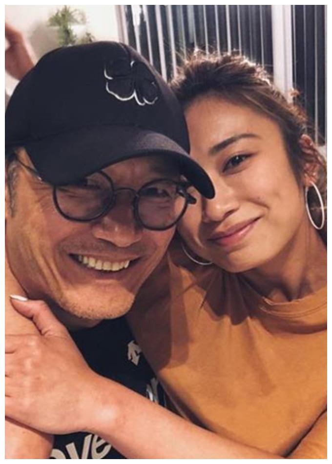 苗侨伟28岁女儿近照，身材出众皮肤黝黑，颜值继承妈妈戚美珍
