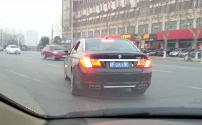 南通如东农村实拍宝马760Li，比起宾利低调多了！